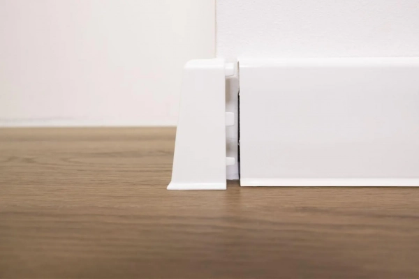 Lot de 2 angles extérieurs pour plinthe Arbiton INDO – blanc brillant 01