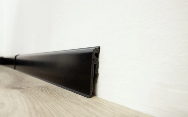 Plinthe PVC flexible Arbiton VIGO 60 – anthracite 04 (RAL 7024) – H. 6 x L. 220 x ép. 15 mm