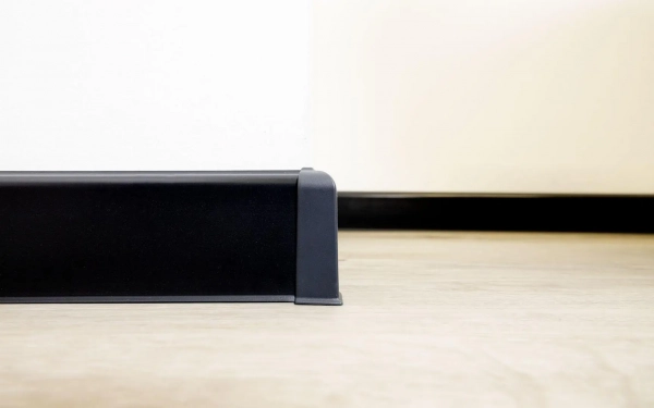 Plinthe PVC flexible Arbiton VIGO 60 – anthracite 04 (RAL 7024) – H. 6 x L. 220 x ép. 15 mm