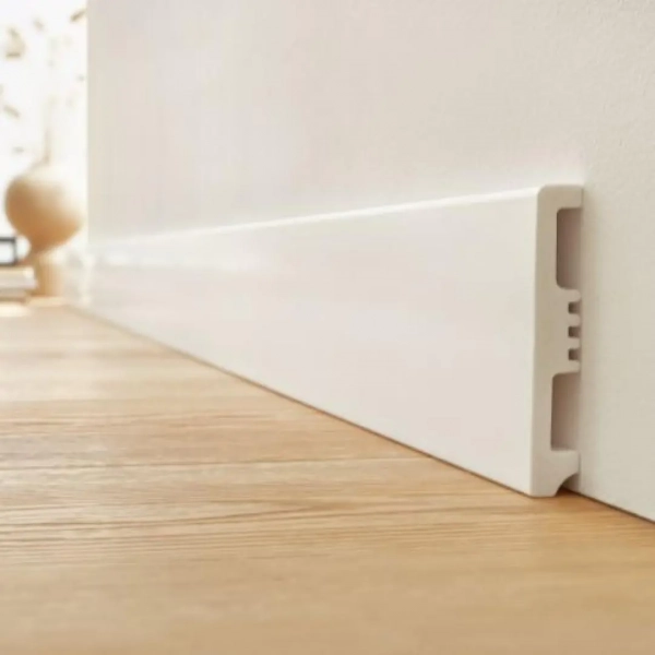 Plinthe blanche Arbiton AVIA – ST610 – H. 6 x L. 200 x ép. 14 mm