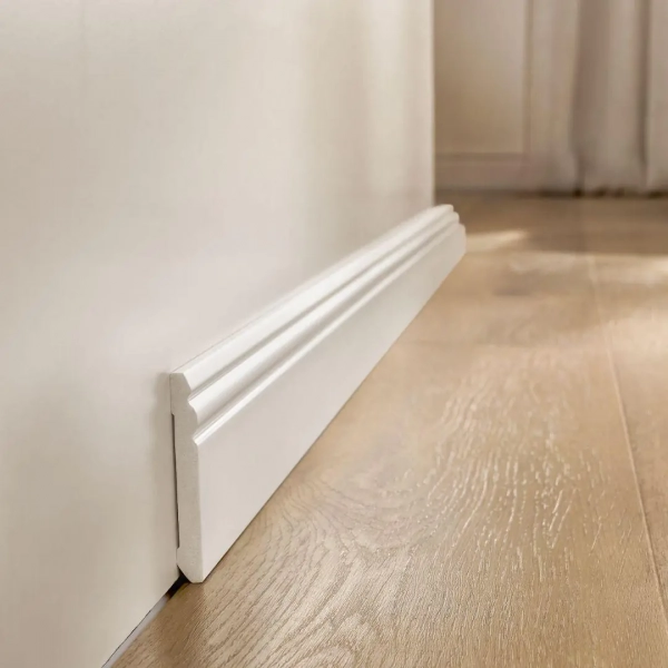 Plinthe moulurée Arbiton STIQ – blanc S820 – H. 8 x L. 220 x ép. 10 mm