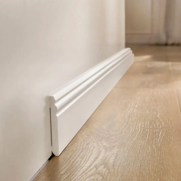 Plinthe moulurée Arbiton STIQ – blanc S820 – H. 8 x L. 220 x ép. 10 mm