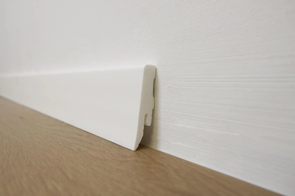 Plinthe flexible blanche Arbiton STIQ+ – 580 – H. 5,8 x L. 220 x ép. 18 mm