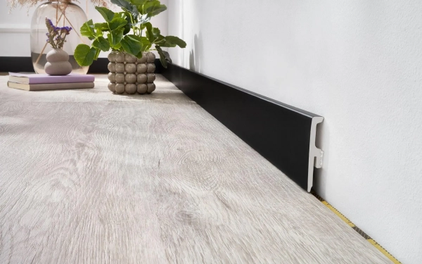 Plinthe polymère Arbiton TORE Monocolor – noir 5 – H. 8 x L. 220 x ép. 14 mm