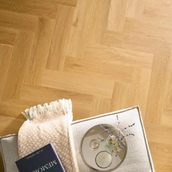 Lame PVC à coller Bâton rompu effet bois Arbiton Amaron Herringbone EIR Dryback - 14,8 x 59,2 cm - Chêne Menor