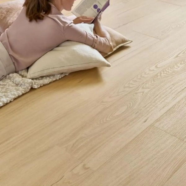 Lame PVC clipsable effet chêne Arbiton Woodric EIR Acoustic - 22,9 x 122 cm - Chêne Lavant - avec sous-couche intégrée