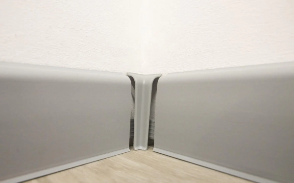 Lot de 2 angles intérieurs pour plinthe Arbiton VIGO 60 – gris foncé 03