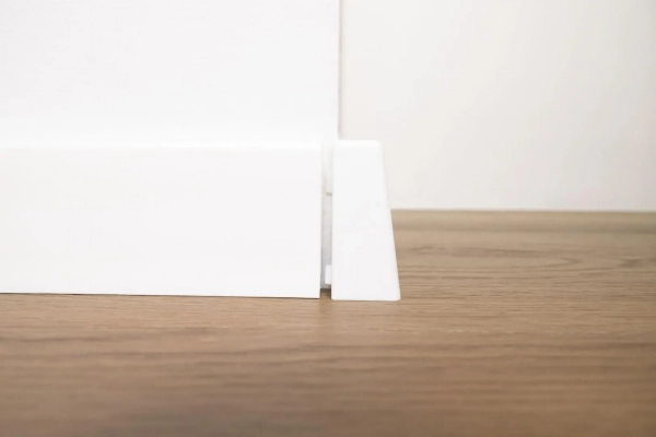 Lot de 2 angles extérieurs pour plinthe Arbiton STIQ+ – blanc STP580