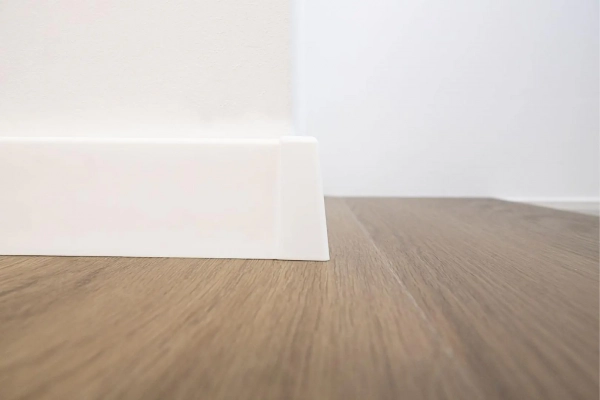 Lot de 2 angles extérieurs pour plinthe Arbiton STIQ+ – blanc STP580