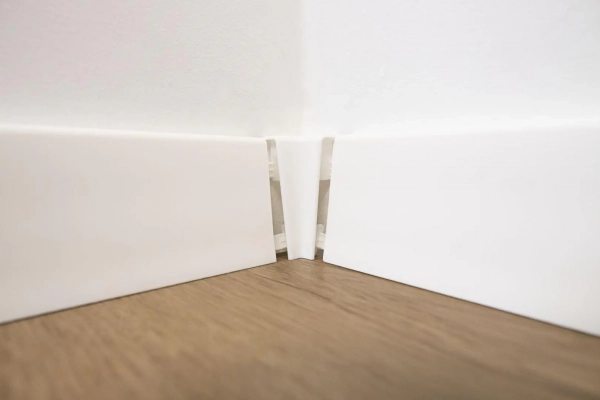 Lot de 2 angles intérieurs pour plinthe Arbiton STIQ+ – blanc STP580