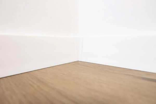 Lot de 2 angles intérieurs pour plinthe Arbiton STIQ+ – blanc STP580