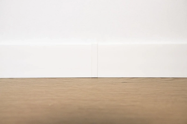 Lot de 2 jonctions de plinthe Arbiton STIQ+ – blanc STP580