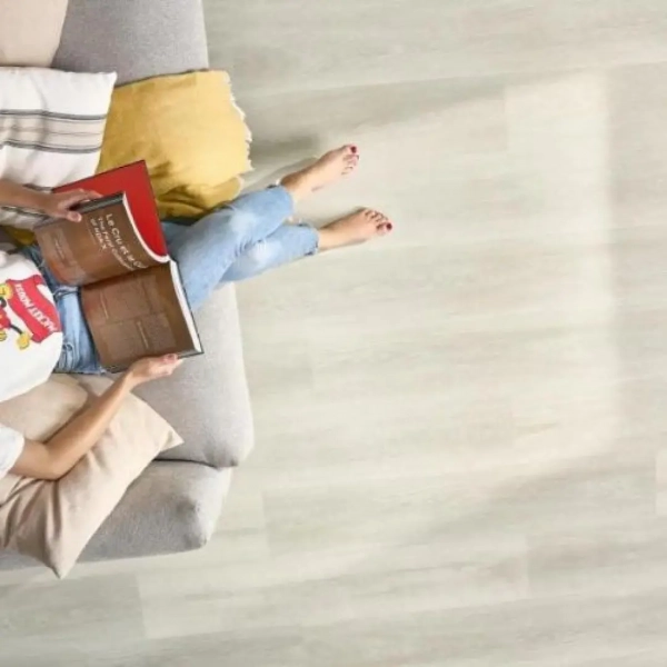 Lame PVC clipsable avec sous-couche intégrée Arbiton Woodric Acoustic - 22,9 x 122 cm - Chêne Lawrence