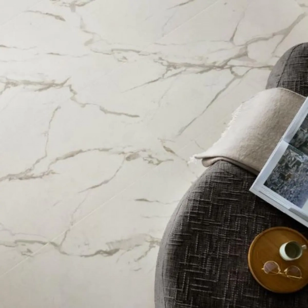 Dalle PVC clipsable avec sous-couche intégrée Arbiton Amaron Forma Acoustic - Pietra Santa White - 91,4 x 45,7 cm